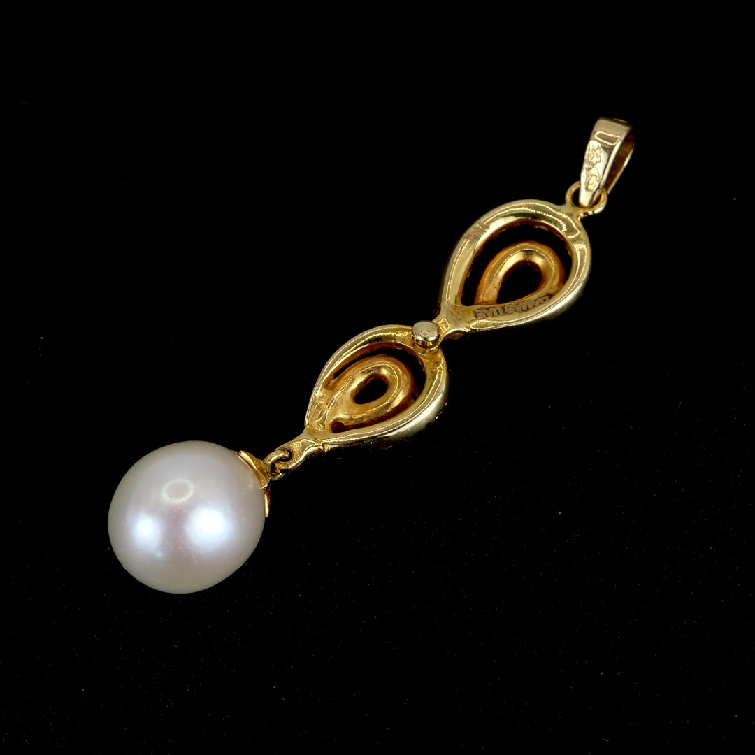 18CT YELLOW GOLD PEARL & DIAMOND SET PENDANT.