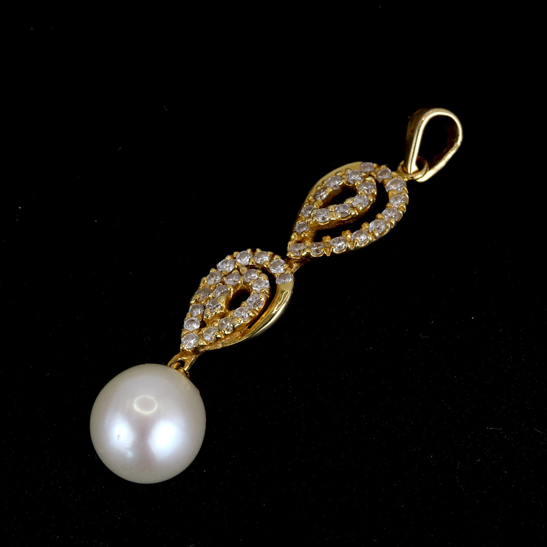 18CT YELLOW GOLD PEARL & DIAMOND SET PENDANT.