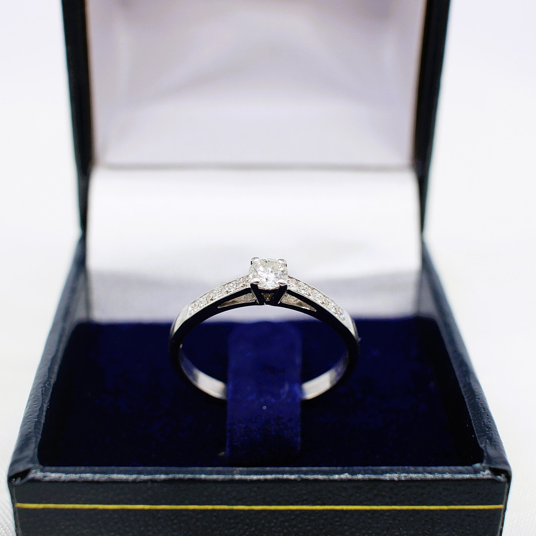 4802945. DIAMOND RING 18K WHITE GOLD.