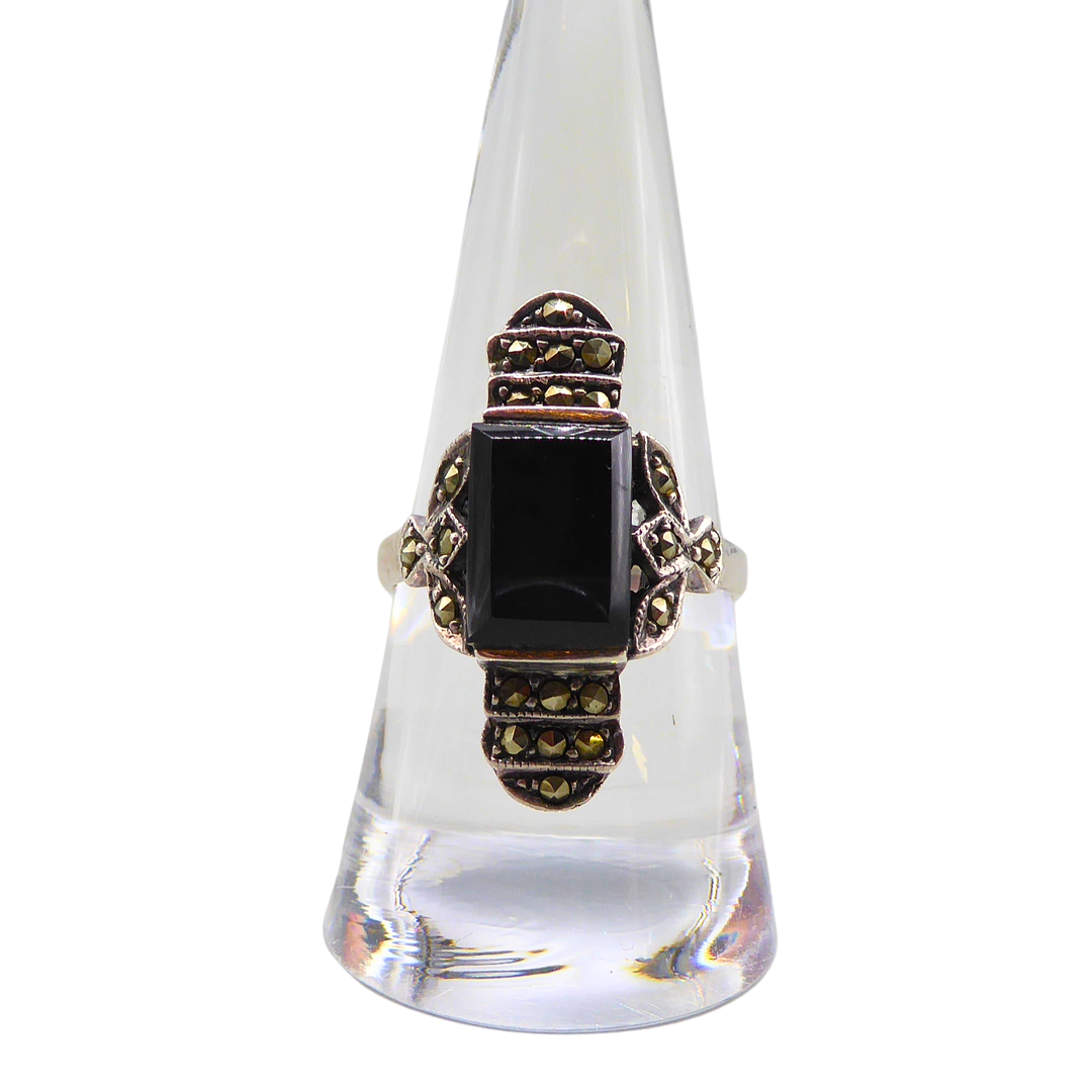 ART-DECO-RING BESTEHT AUS STERLINGSILBER MIT EINEM RECHTECKIGEN SCHWARZEN ONYX UND MARKASIT-AKZENTEN.