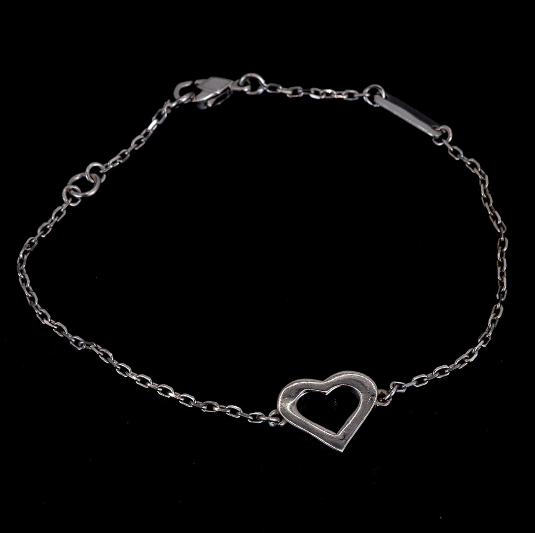 9CT WHITE GOLD BRACELET.