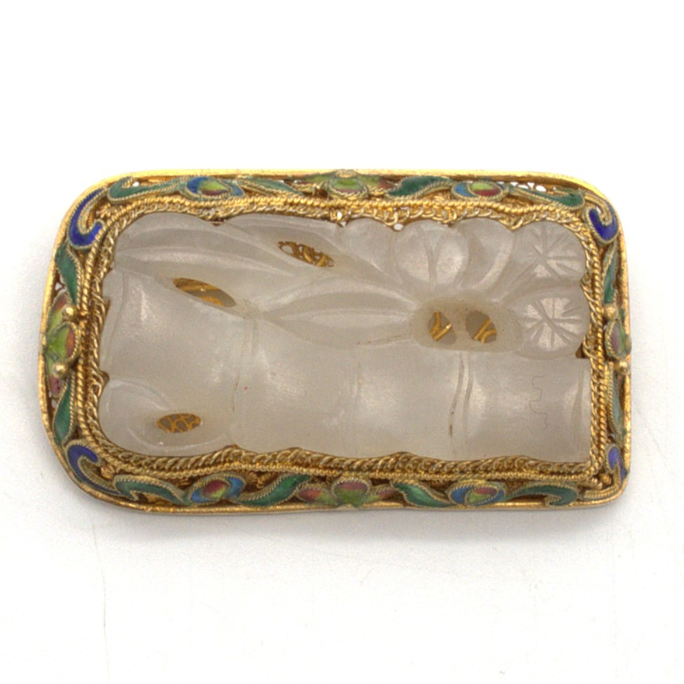 SILBER VERGOLDETE BROSCHE MIT WEISSEM GESCHNITZTEM JADE-ELEMENT UND EMAILLE-DEKOR., CHINA 20. JAHRHUNDERT.