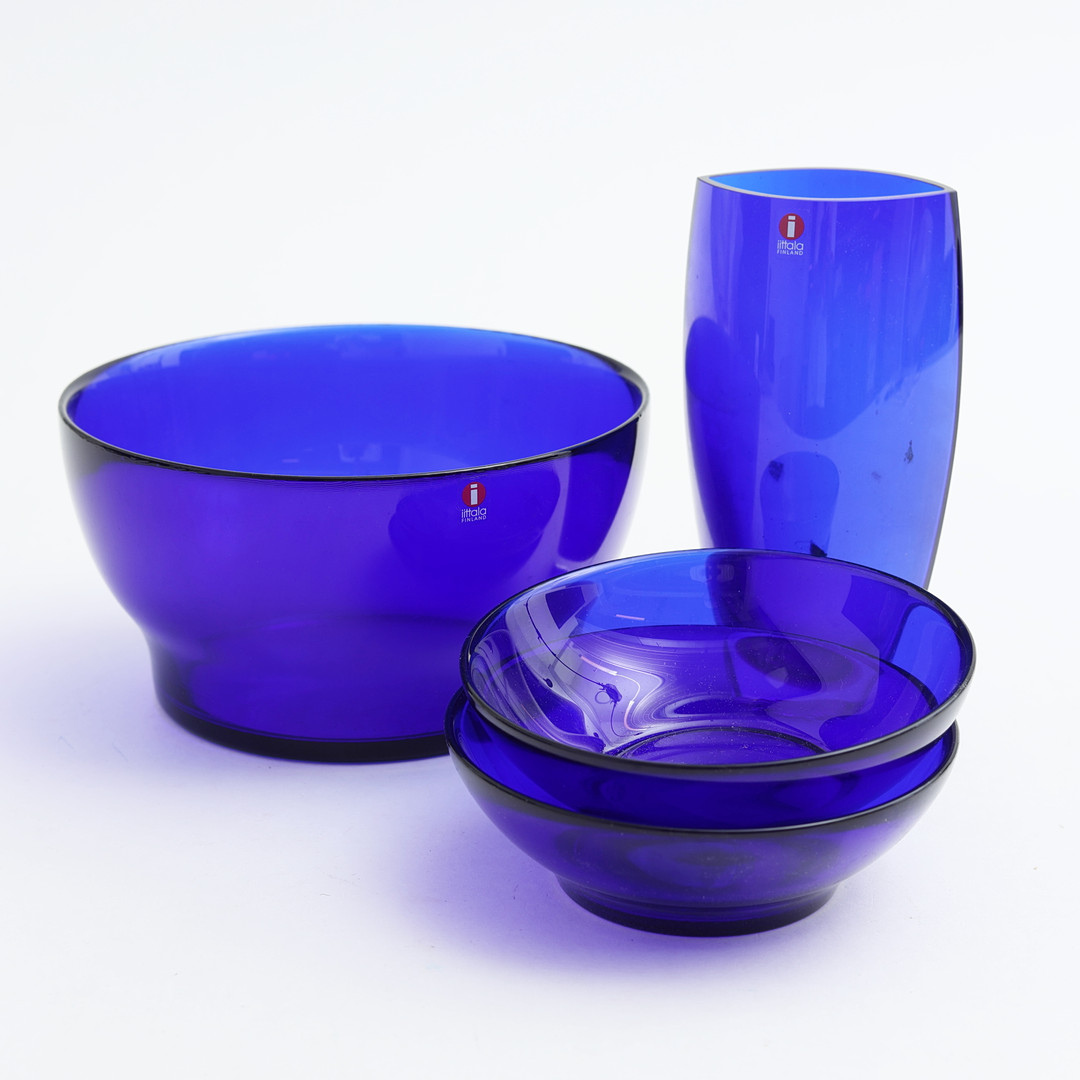 KERTTU NURMINEN. "Verna", 4 delar blått glas, Iittala, Finland.