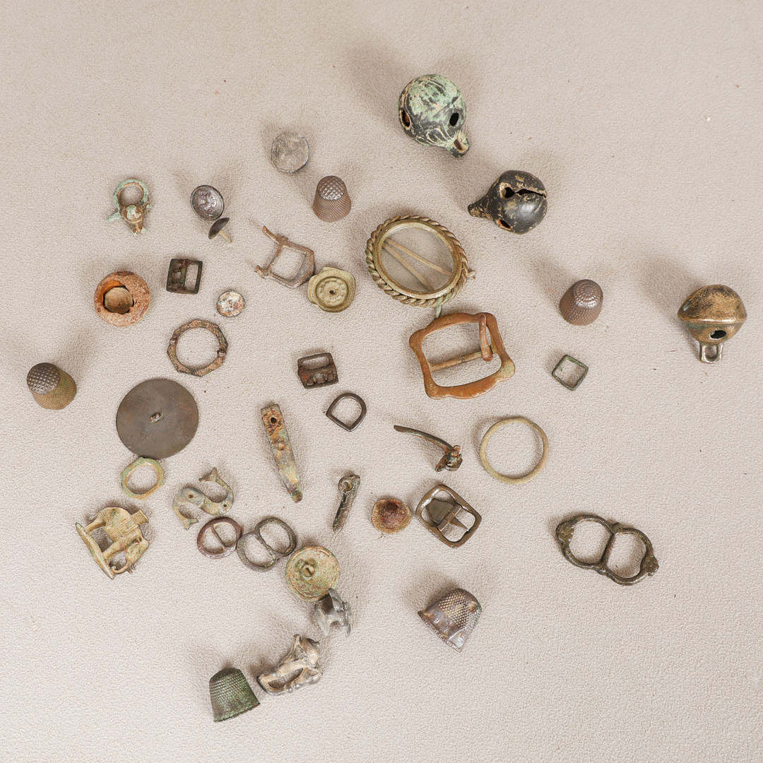 A COLLECTION OF DETECTOR FINDS & ARTEFACTS (QTY).