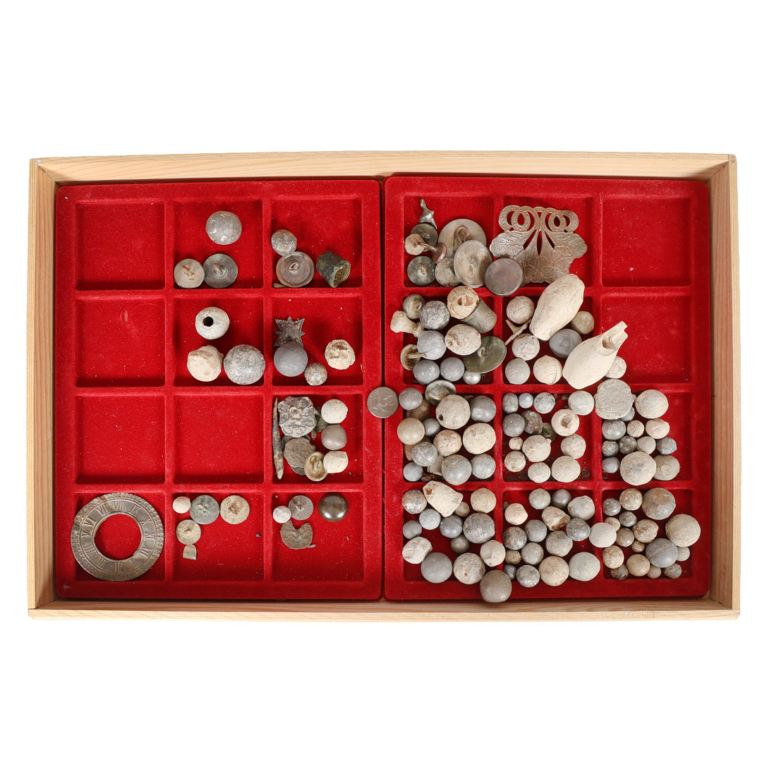 A COLLECTION OF DETECTOR FINDS & ARTEFACTS (QTY).