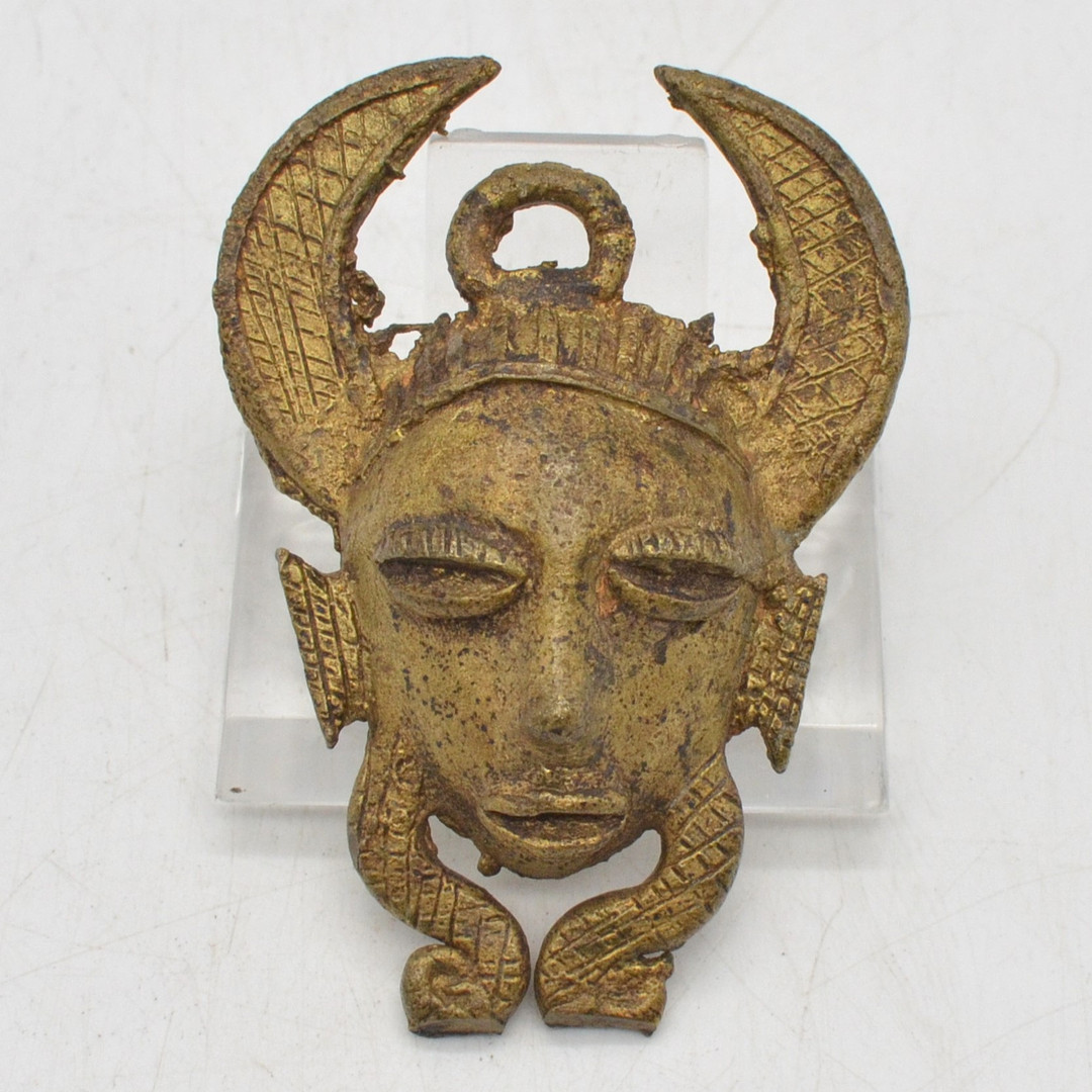 MESSING ANHÄNGER, AFRIKANISCHE MASKE, HANDGEMACHT, 20. JAHRHUNDERT, CA. 50 x 70 MM.