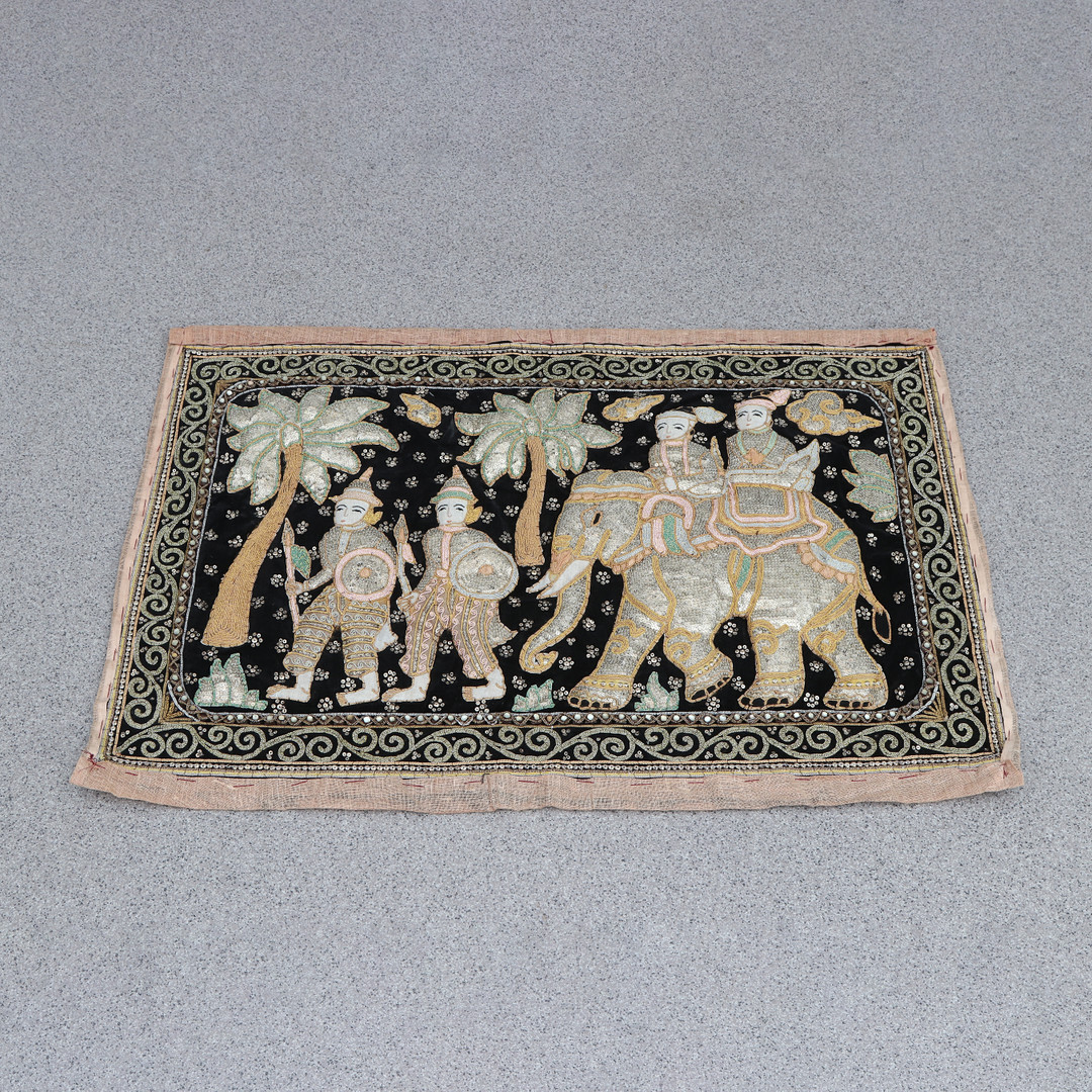 BURMESISK VÄGGTEXTIL. Dekor av sömm och paljetter. 1900-tal.