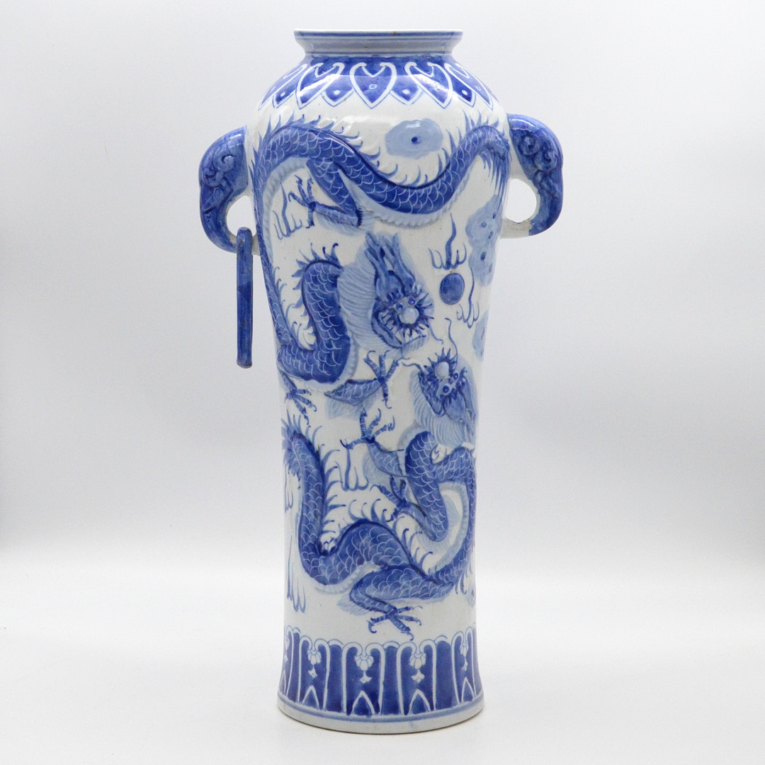 GROSSE OHRENVASE, ELEFANTEN UND DRACHEN, PORZELLAN, RELIEFIERT, BLAU AUF WEISS, CHINA, 20. JAHRHUNDERT.