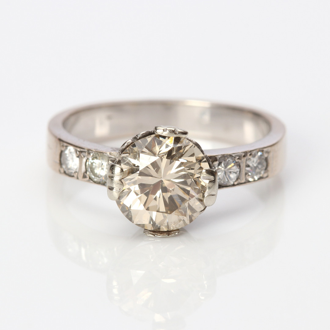 SOLITÄRRING. 18k vitguld med en diamant ca 1,70 ct, totalvikt ca 3,4 gram.