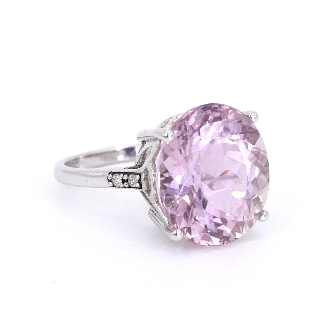 14CT WHITE KUNZITE & DIAMOND SET RING.