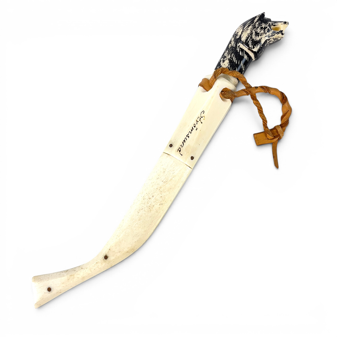 KNIV, helhorn, skaft med skuren dekor av varg, Strömsund.