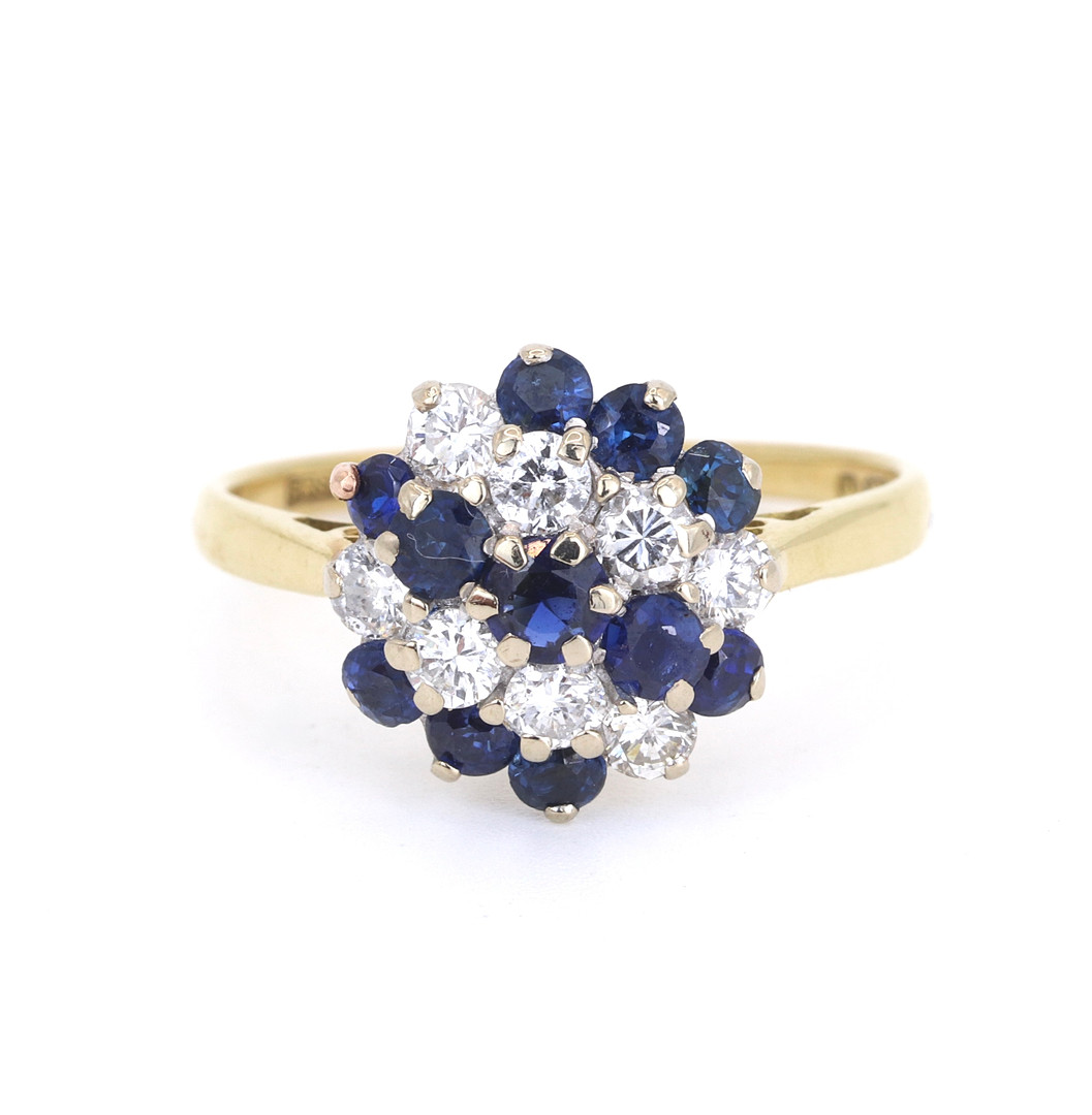 18CT GOLD SAPPHIRE & DIAMOND SET CLUSTER RING.