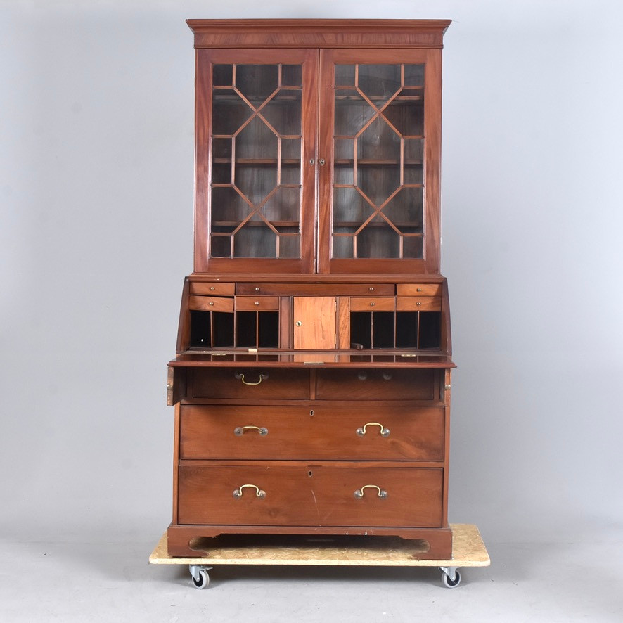 SNEDKLAFFSEKRETÄR MED VITRINÖVERDEL, mahogny 1800-tal.