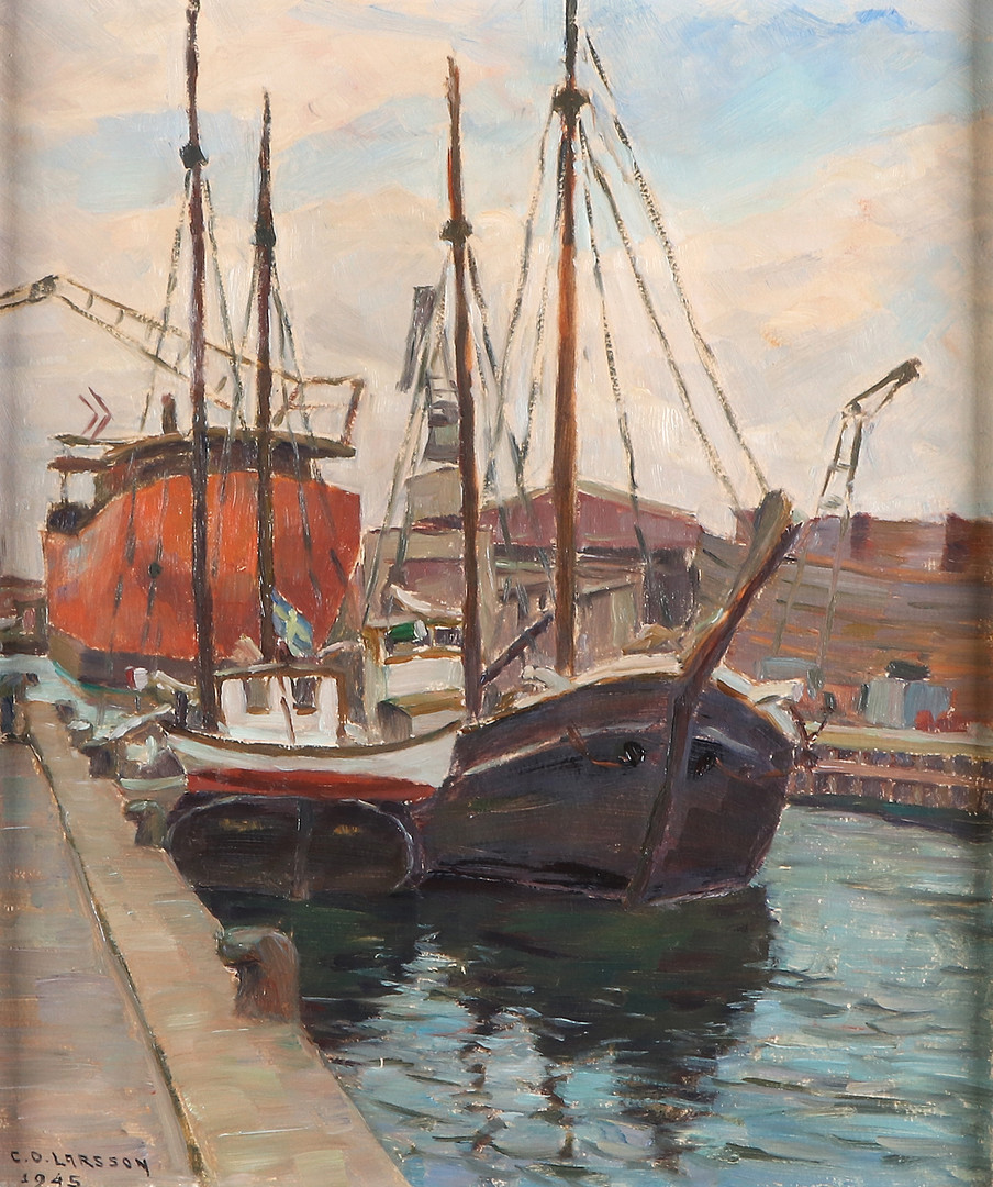 CARL OSCAR LARSSON. Oljemålning på pannå. Förtöjda båtar i hamn. Signerad och daterad 1945.