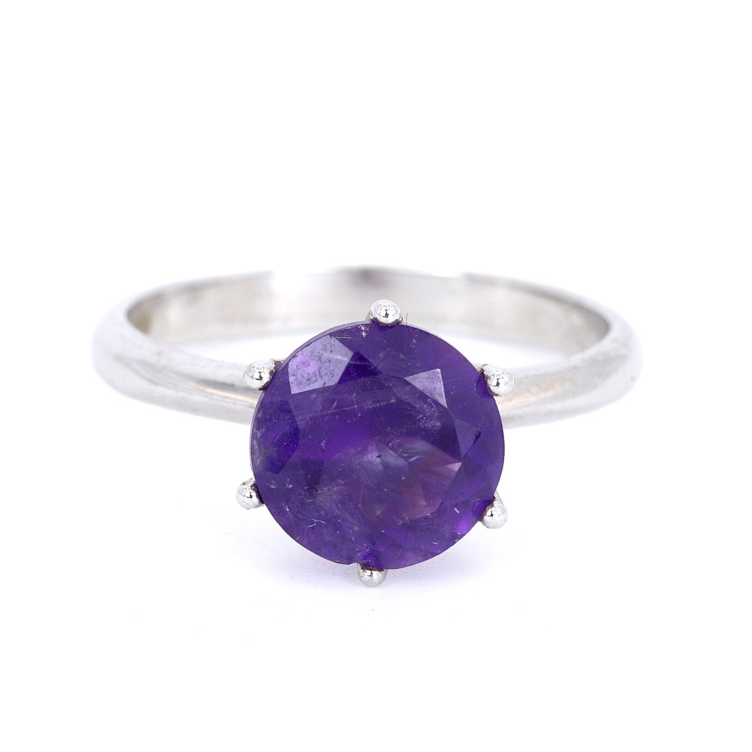SILVER AMETHYST SET SOLITAIRE RING.