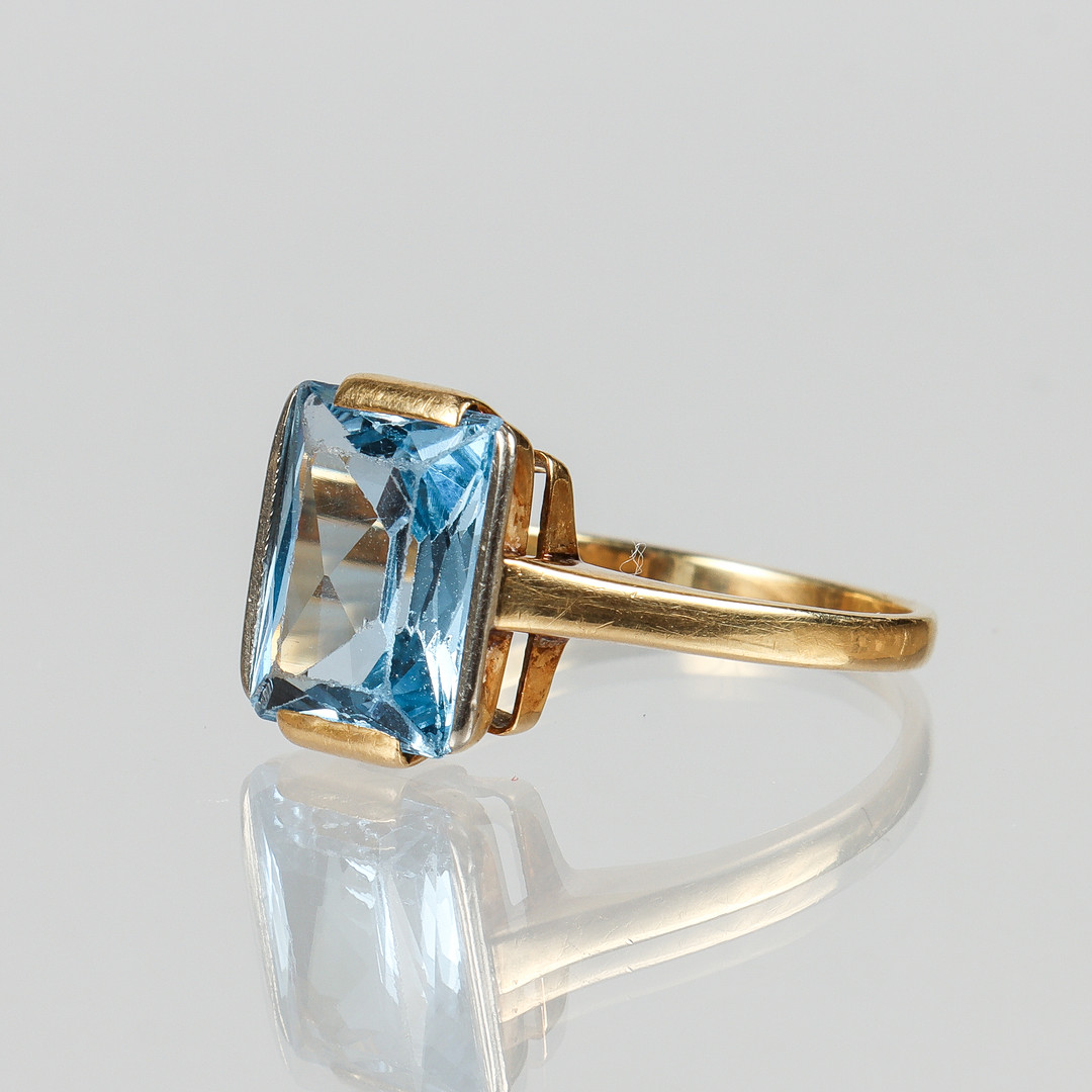 RING, 18k guld med facettslipad sten.