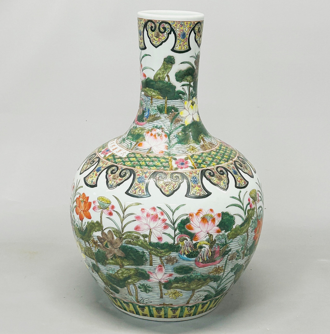 LARGE CHINESE PORCELAIN VASE.