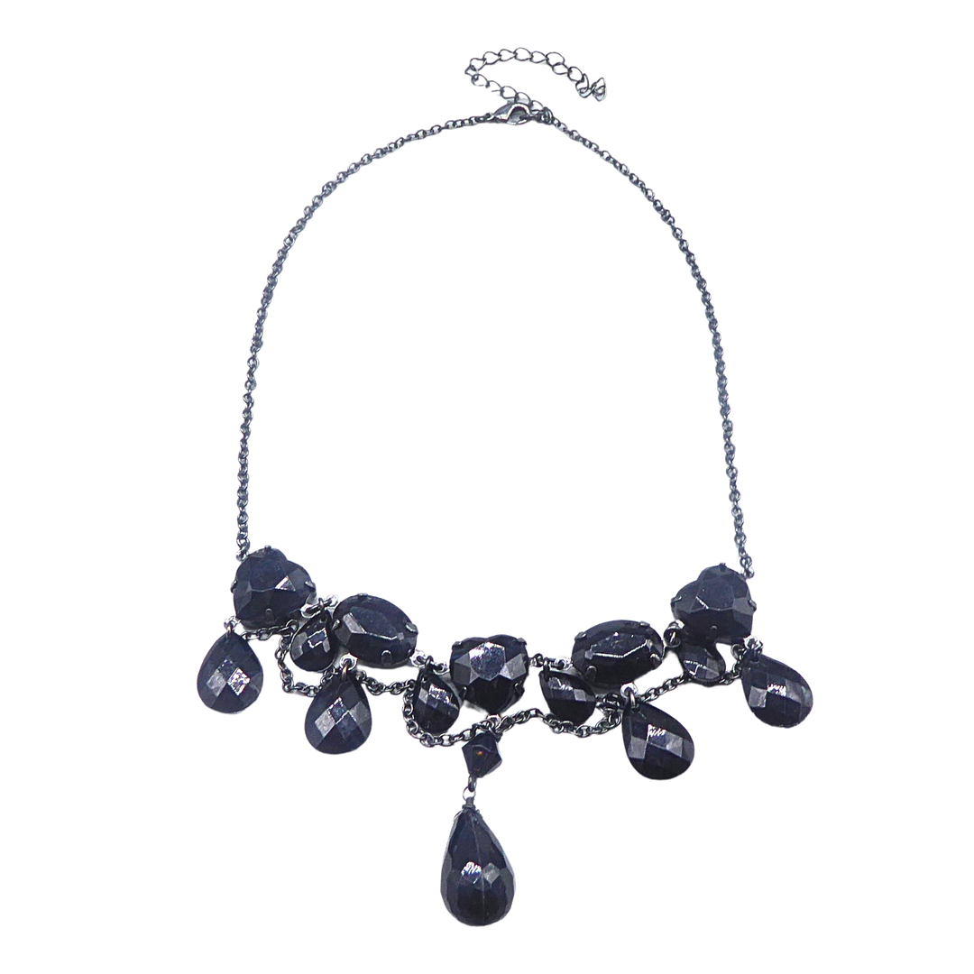 SCHWARZES COLLIER MIT FACETTIERTEN KUNSTSTEINEN IN TROPFEN- UND OVALFORM.