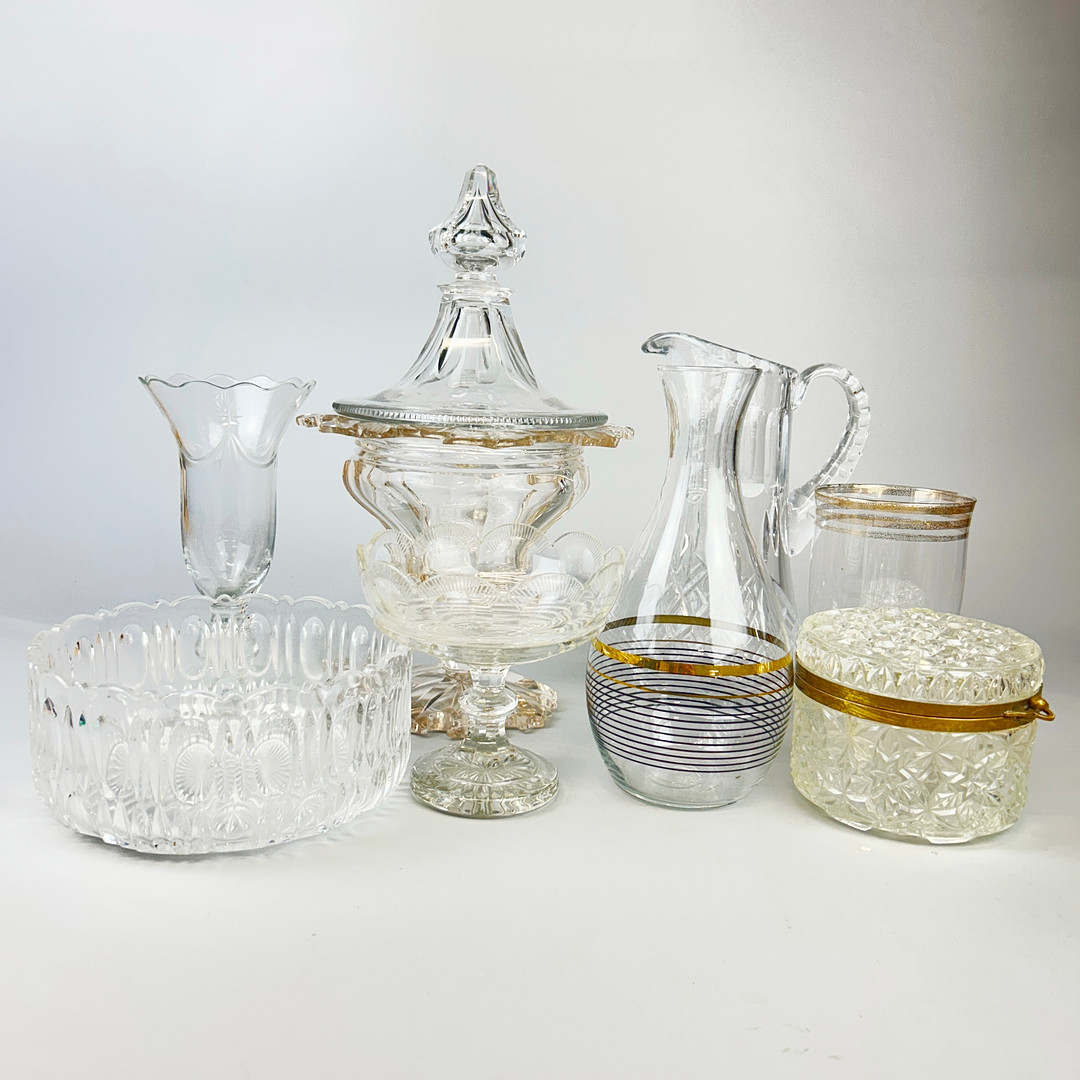 MIXED GLASS ITEMS.