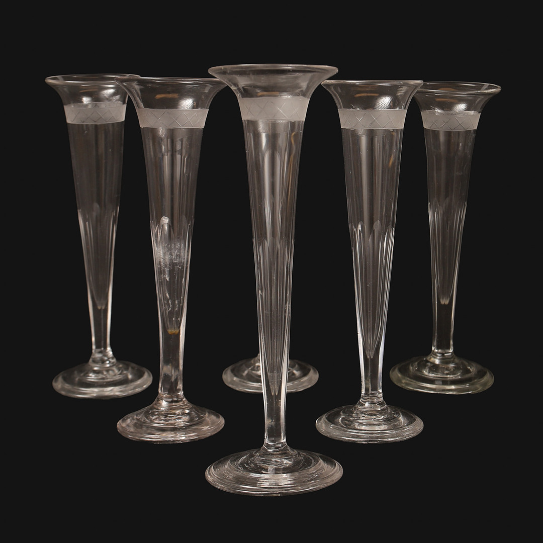 CHAMPAGNESTRUTAR, 6 st,. glas, slipad dekor upptill, och på benet. Empir. 1800-talets förra hälft.