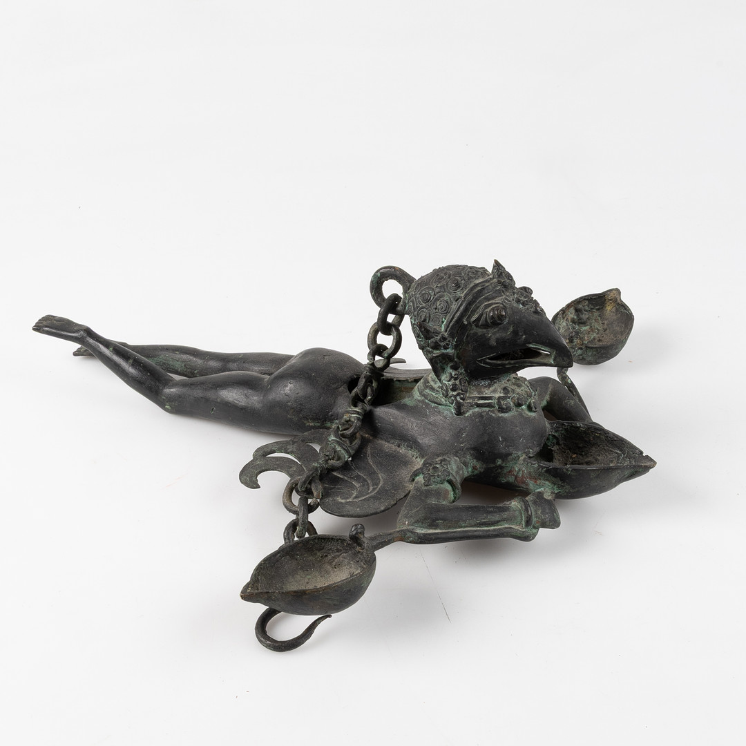 OLJELAMPA / RÖKELSEBEHÅLLARE, patinerad metall "Garuda", Indonesien, 1900-tal.