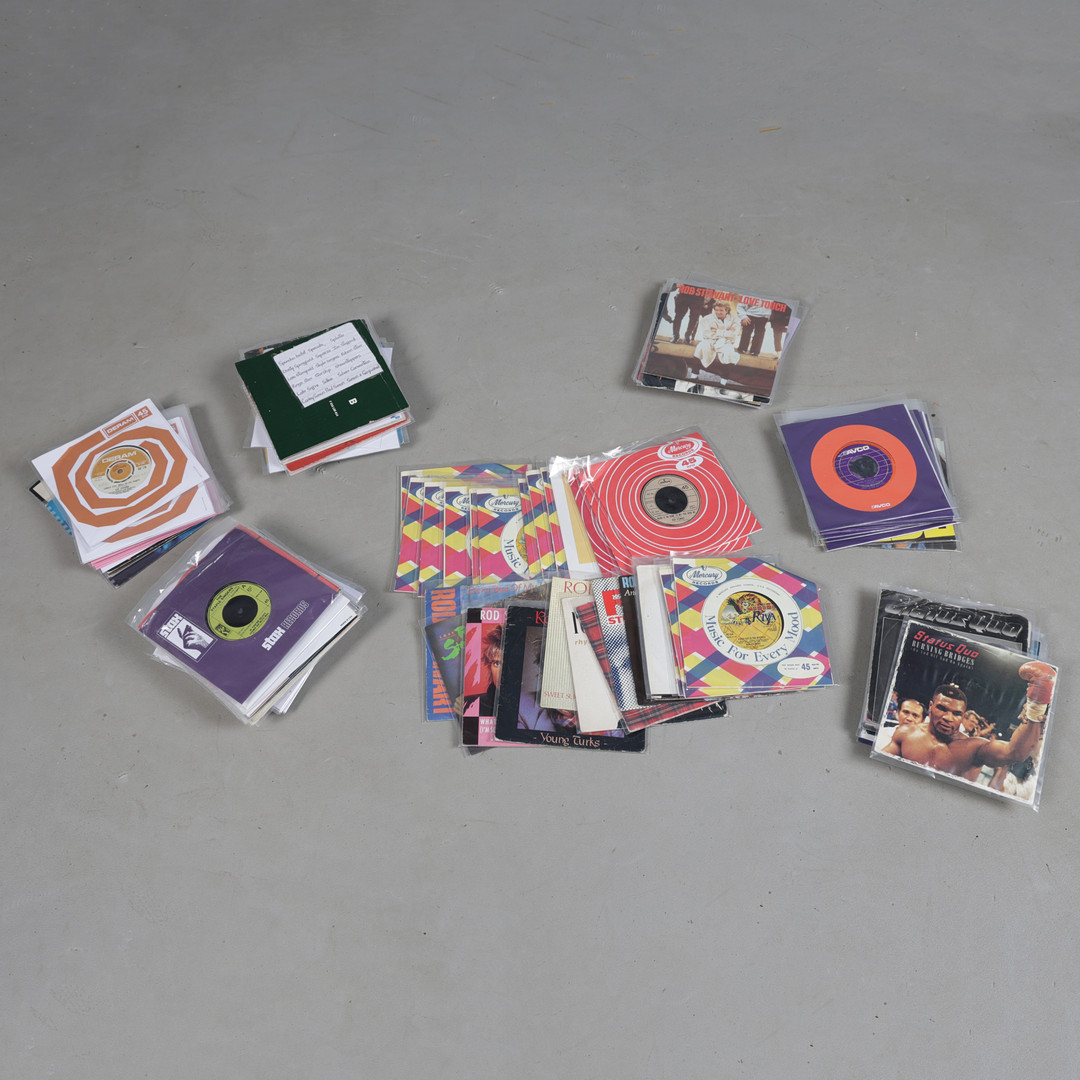 A COLLECTION OF 45'S (QTY).