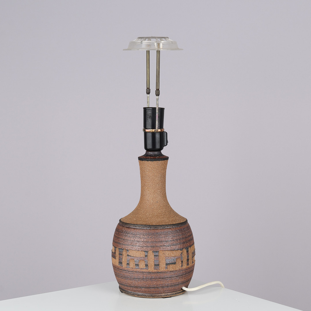 AXELLA: Bordlampe af delvist brunglaseret stentøj med relieffer, modelnr. 917, Danmark, 1960/70'erne.