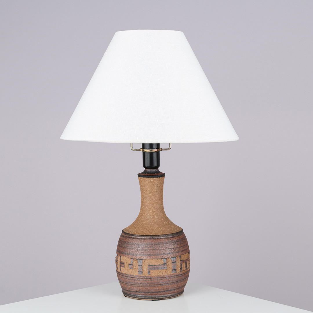 AXELLA: Bordlampe af delvist brunglaseret stentøj med relieffer, modelnr. 917, Danmark, 1960/70'erne.