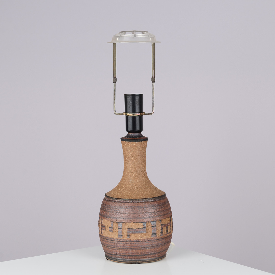 AXELLA: Bordlampe af delvist brunglaseret stentøj med relieffer, modelnr. 917, Danmark, 1960/70'erne.