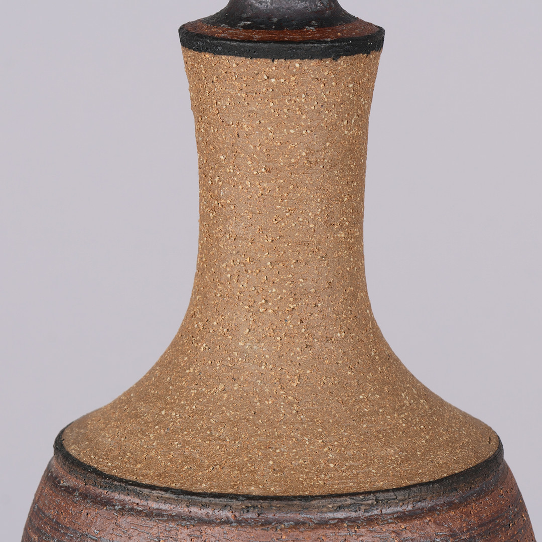 AXELLA: Bordlampe af delvist brunglaseret stentøj med relieffer, modelnr. 917, Danmark, 1960/70'erne.
