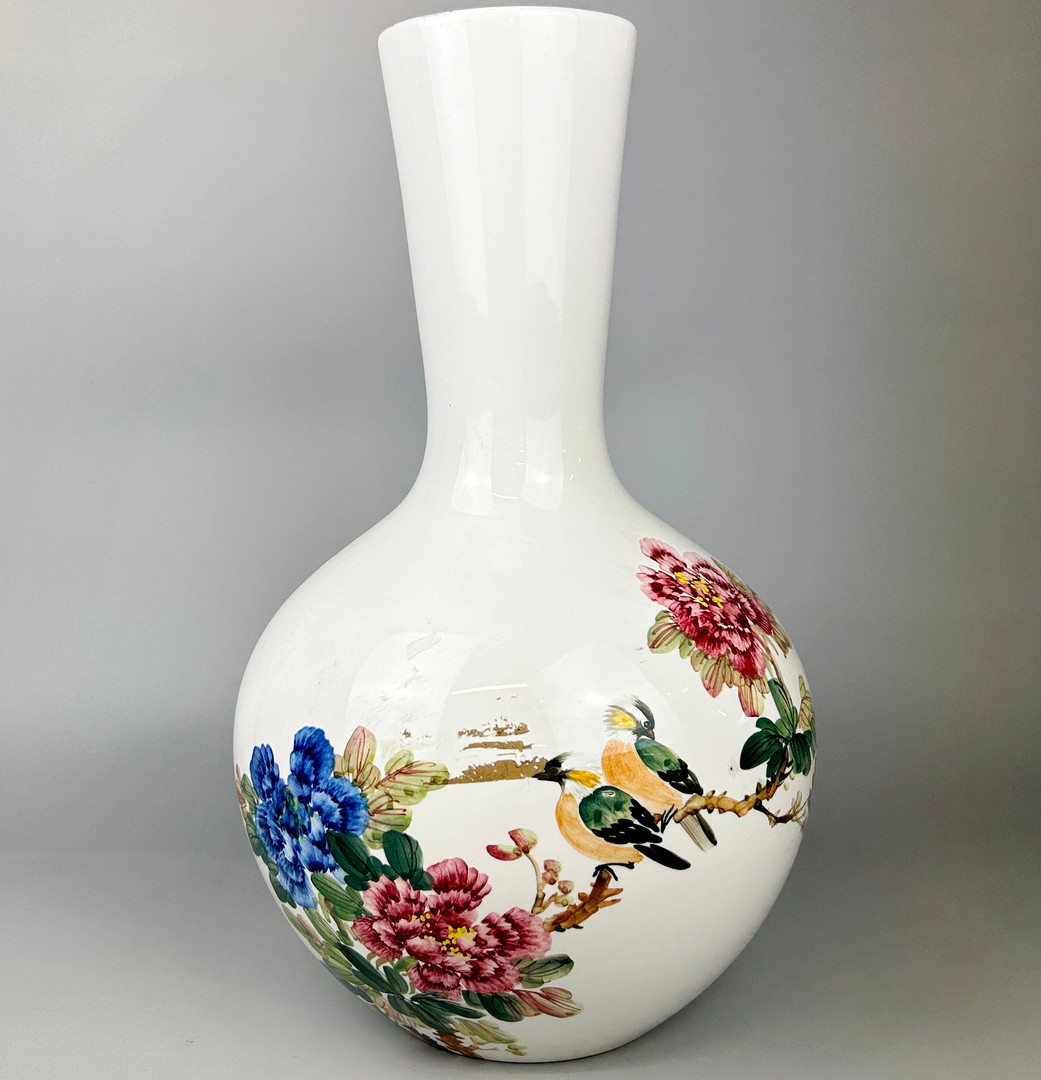 CHINESE PORCELAIN VASE.