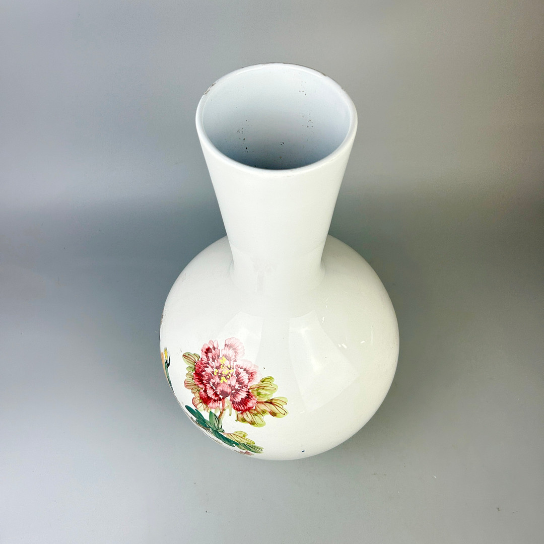 CHINESE PORCELAIN VASE.