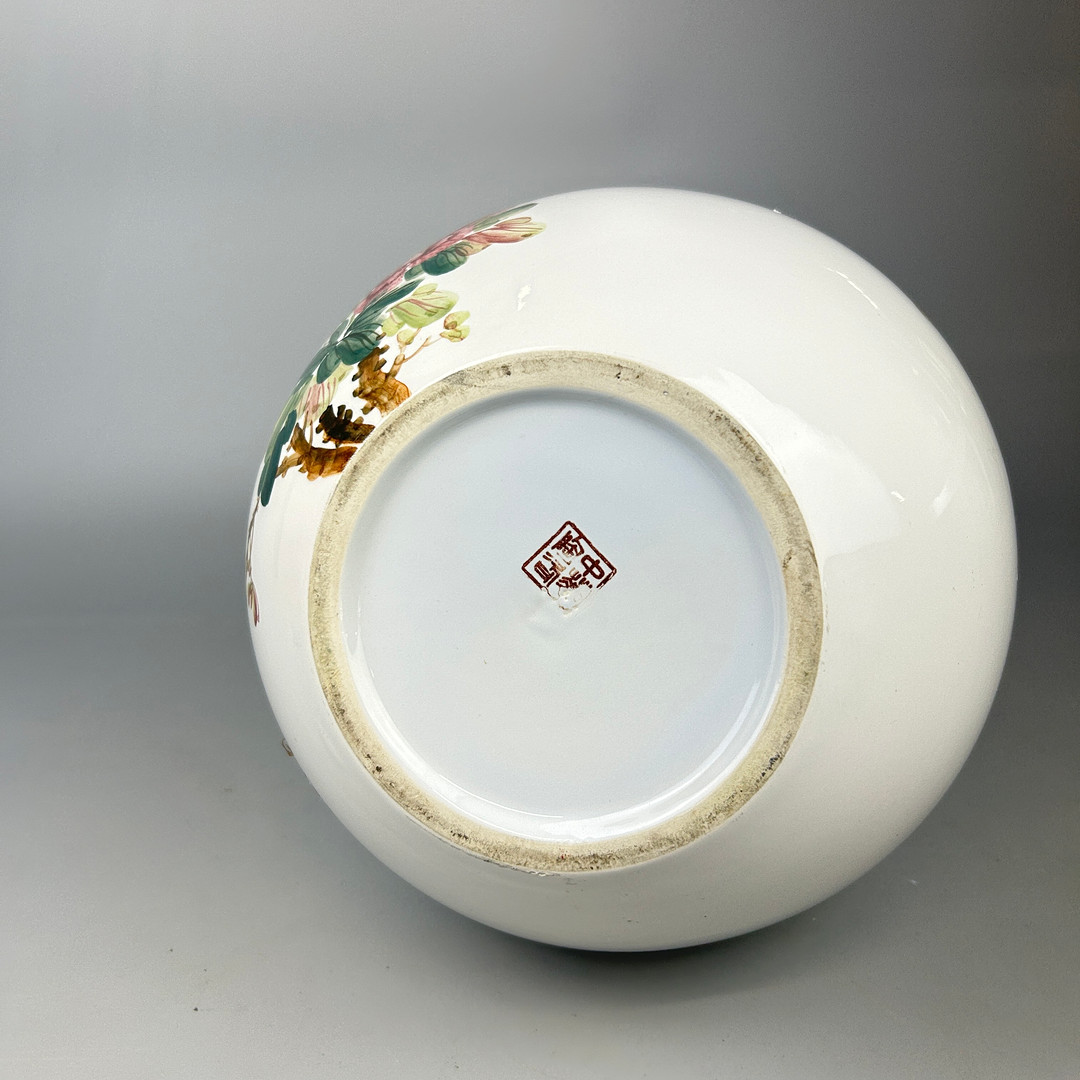 CHINESE PORCELAIN VASE.