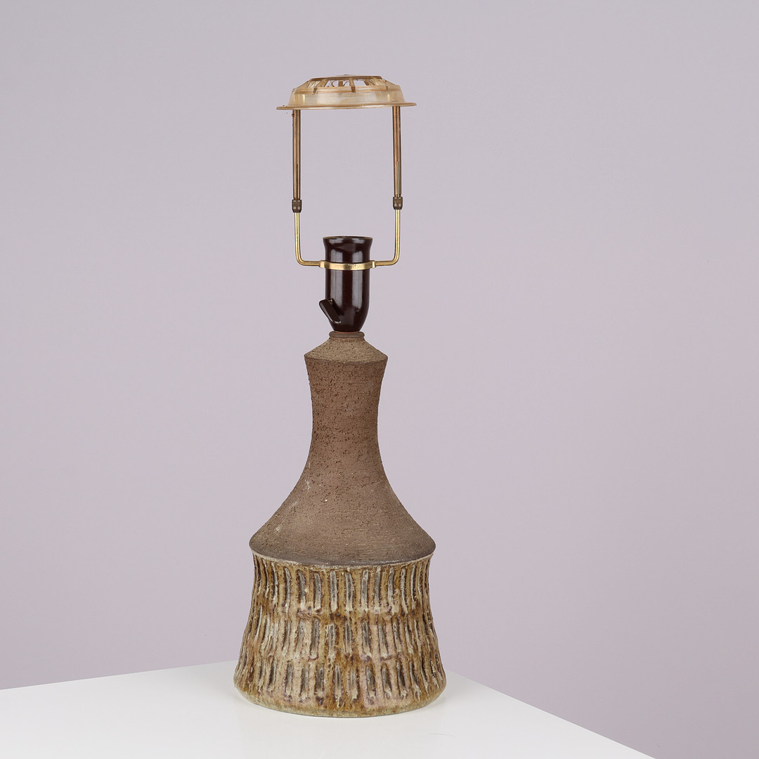 CHRIS HASLEV: Bordlampe af delvist glaseret stentøj med lodrette furer, model "JETI", Danmark, 1960/70'erne.
