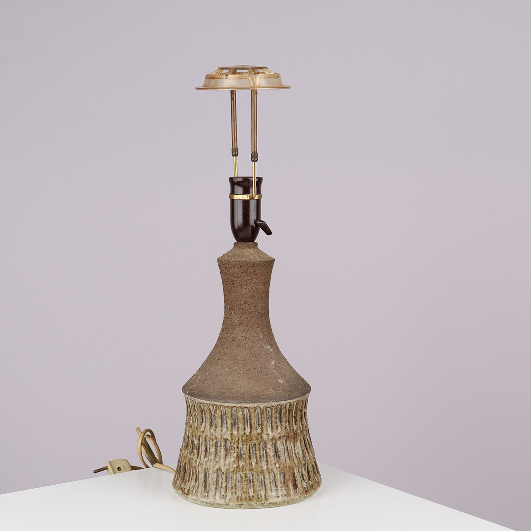 CHRIS HASLEV: Bordlampe af delvist glaseret stentøj med lodrette furer, model "JETI", Danmark, 1960/70'erne.