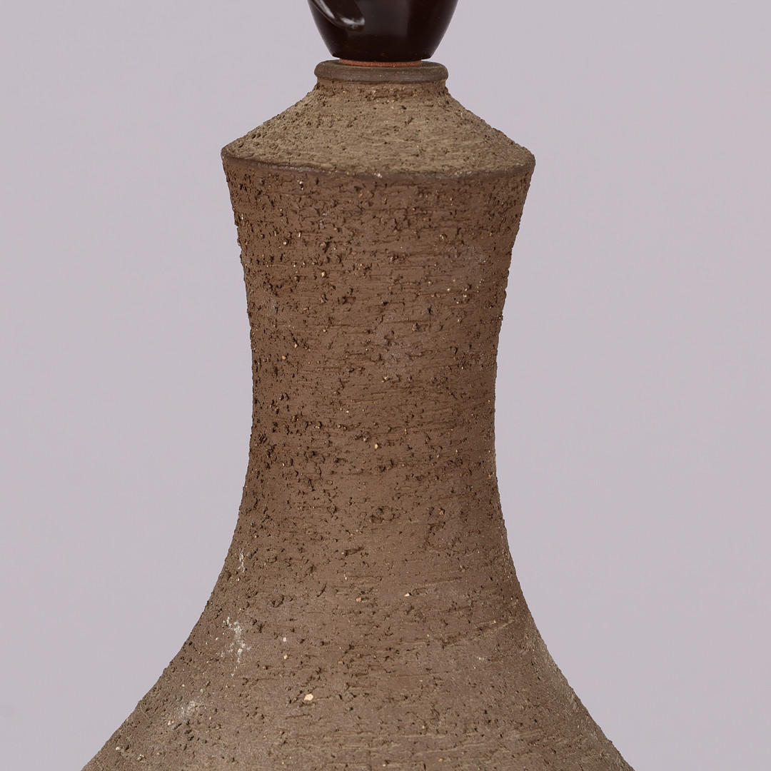 CHRIS HASLEV: Bordlampe af delvist glaseret stentøj med lodrette furer, model "JETI", Danmark, 1960/70'erne.