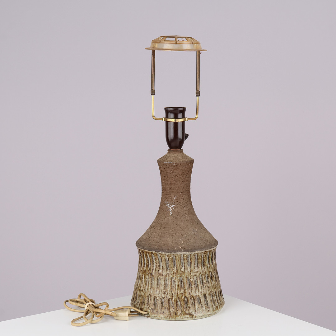 CHRIS HASLEV: Bordlampe af delvist glaseret stentøj med lodrette furer, model "JETI", Danmark, 1960/70'erne.