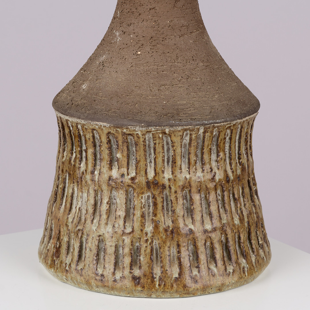 CHRIS HASLEV: Bordlampe af delvist glaseret stentøj med lodrette furer, model "JETI", Danmark, 1960/70'erne.