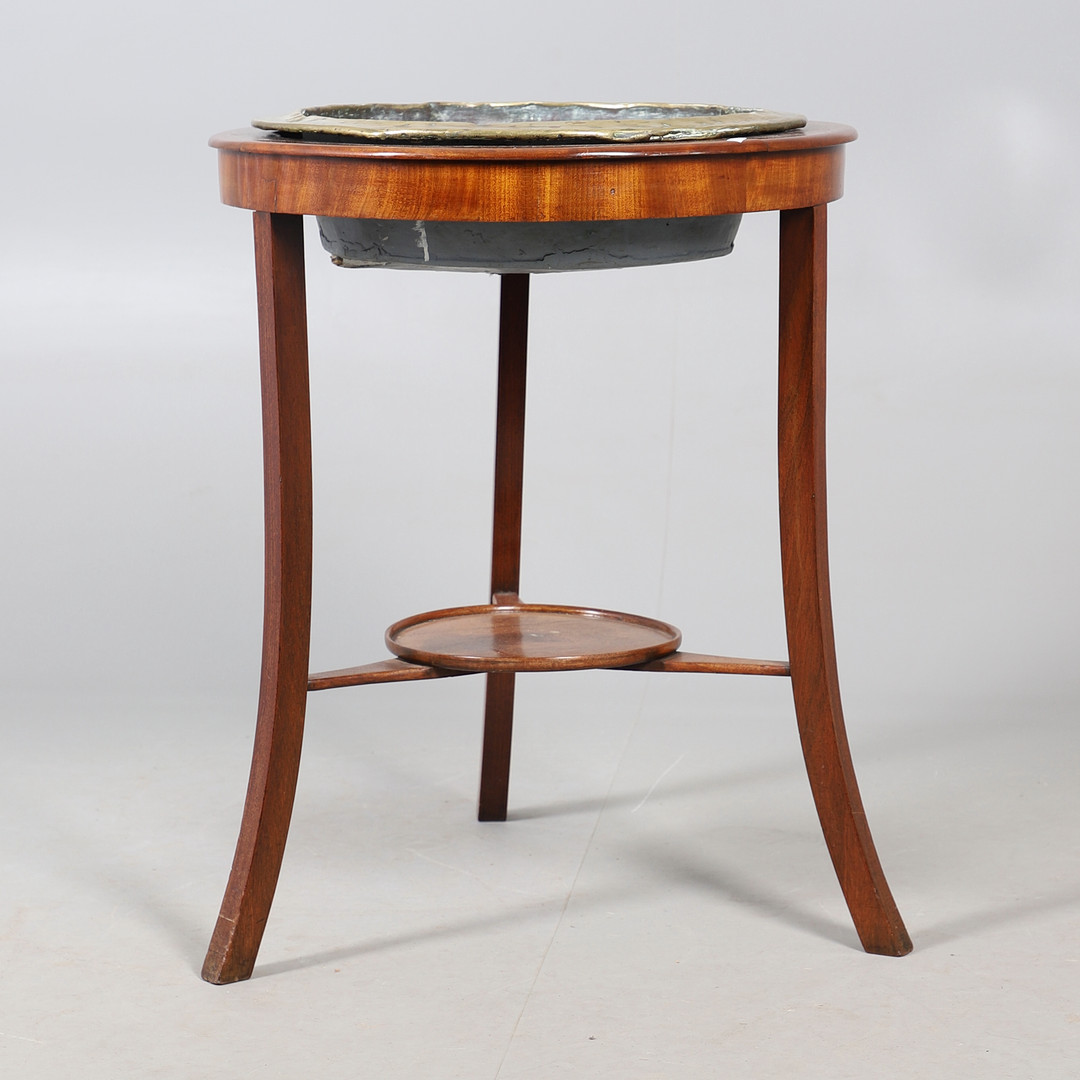 A MAHOGANY AND BRASS JARDINIÈRE.