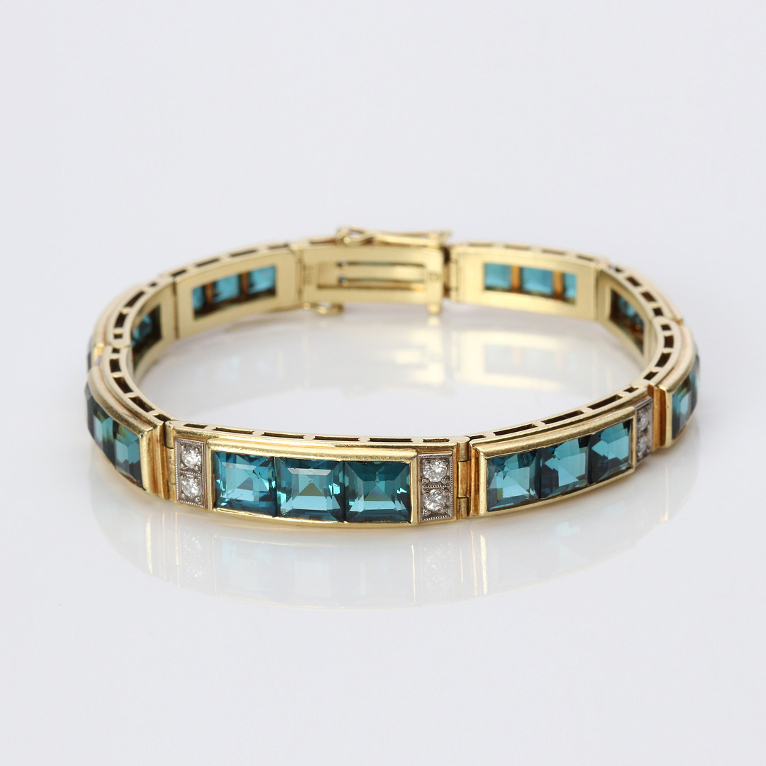 ARMBAND. 18k guld med carréslipade grönblå apatit och briljantslipade diamanter, totalvikt ca 36,0 gram.