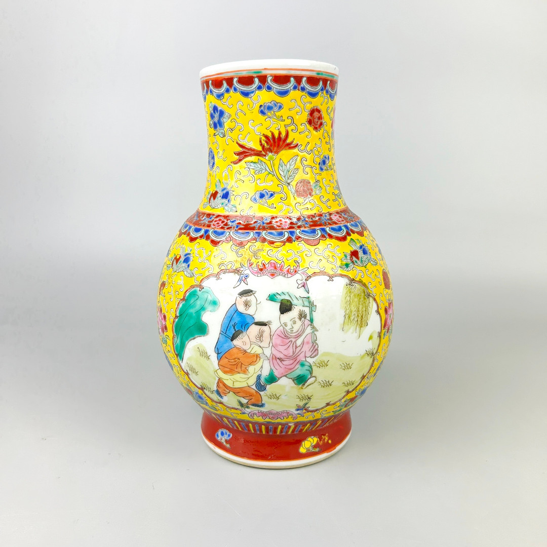 CHINESE PORCELAIN VASE.