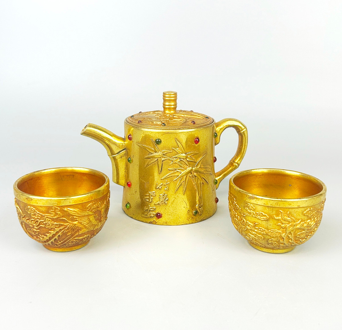 CHINESE GILT BRONZE TEA POT AND BOWLS.