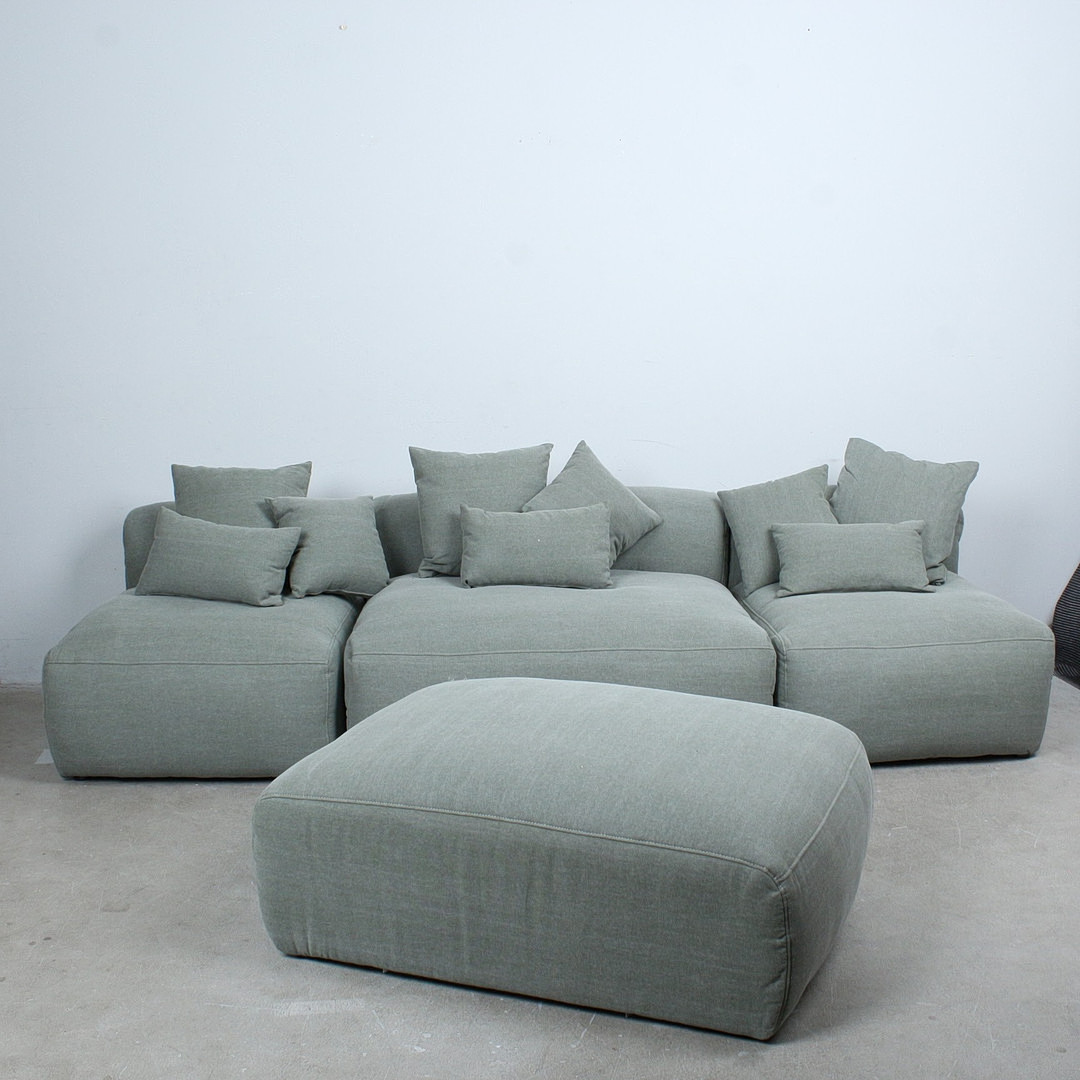 PRIMAVERA. 3-teiliges Modulsofa und Hocker mit 9 Kissen, Stoff.