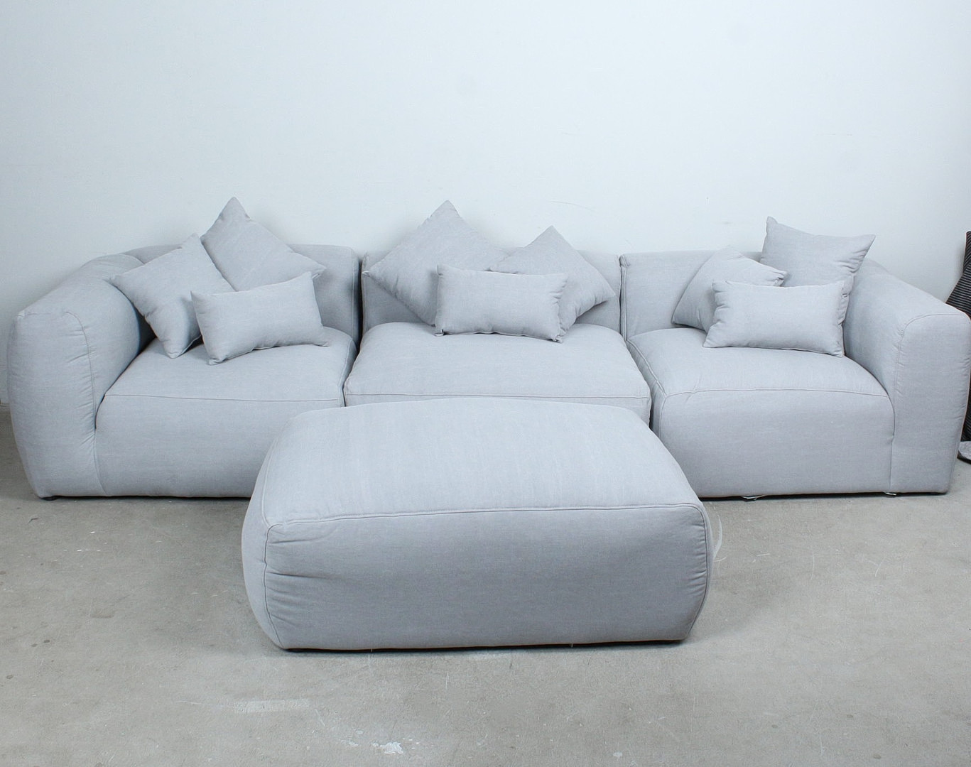 PRIMAVERA. 3-teiliges Modulsofa und Ottomane mit 9 Kissen, Stoff.