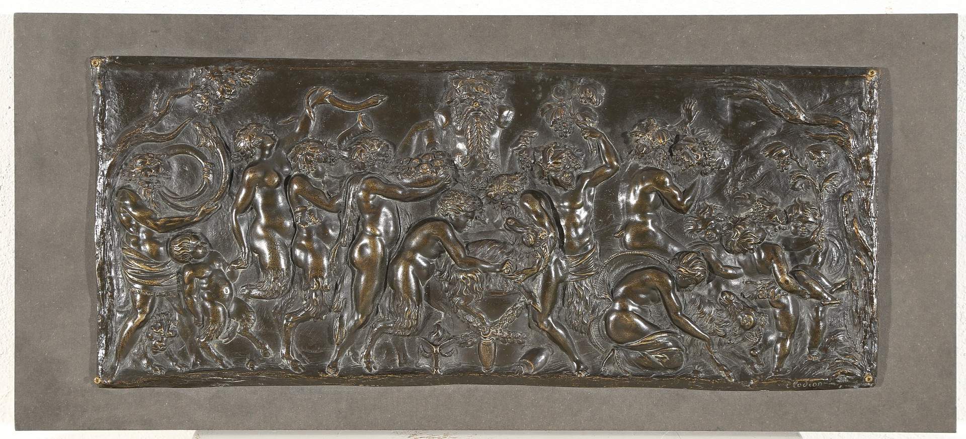 CLAUDE MICHEL CLODION. Bacchanal med satyrer ved gedeofring, relief af bruneret bronze, 1800-tallet.