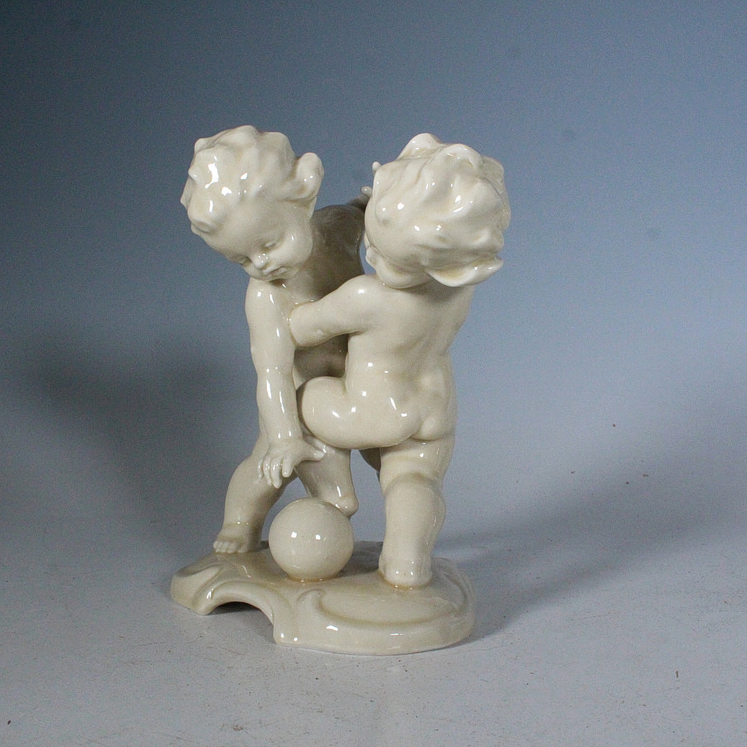 Porzellanfigur, '' Spielende Putten ''.