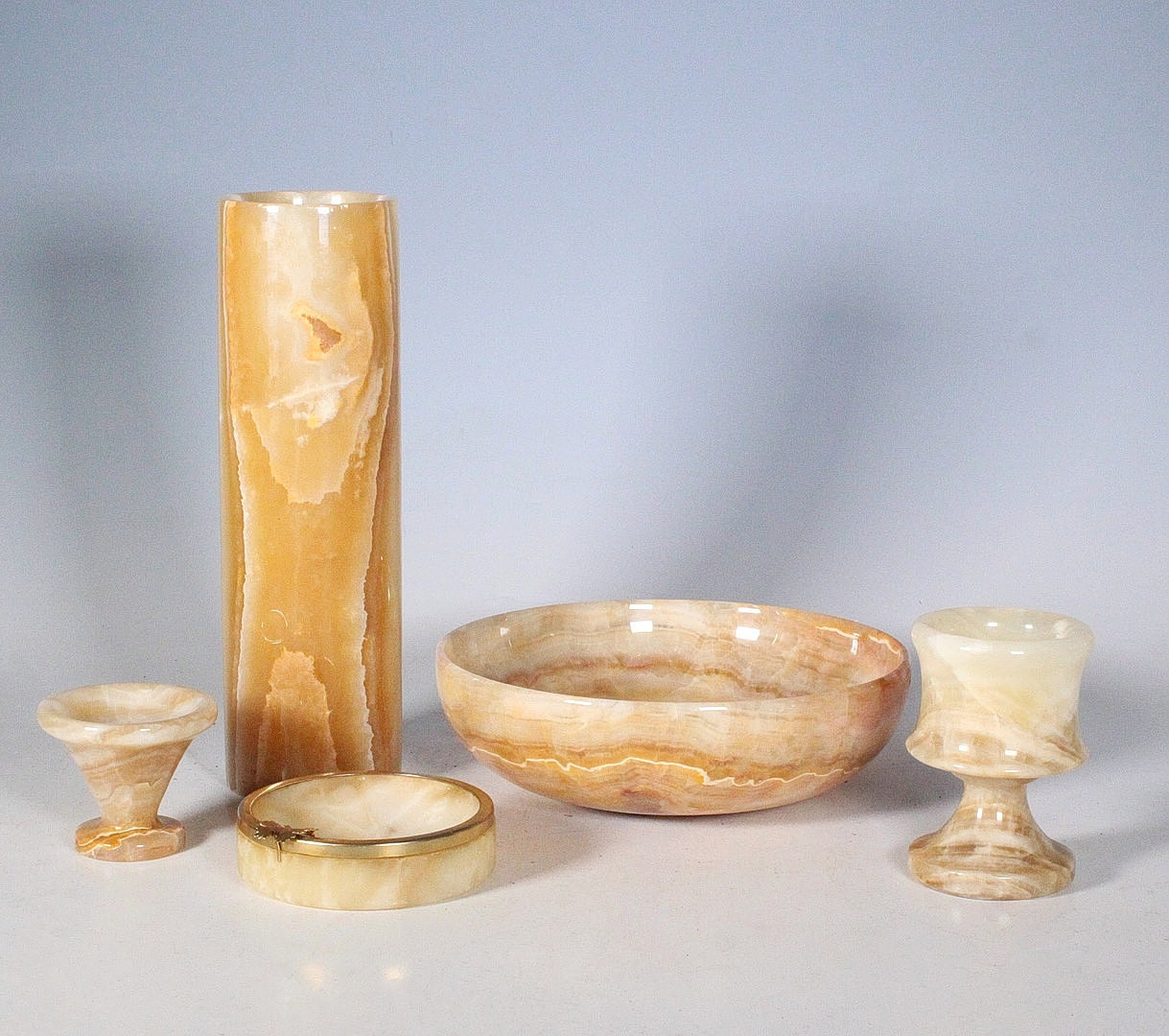 Onyx Konvolut, u.a. Schalen und eine Vase.