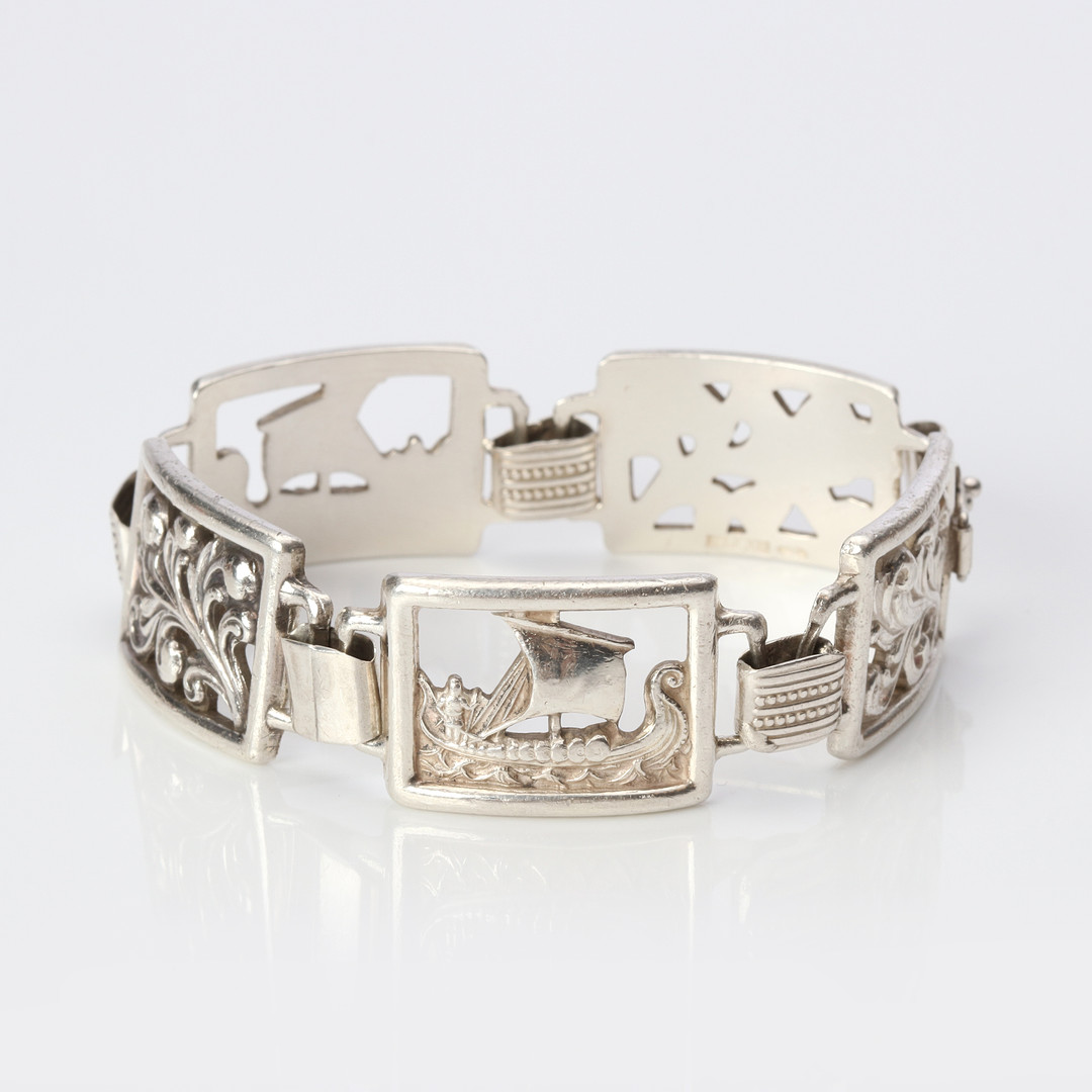 MARTIN ELMBLAD, ARMBAND. Silver, motiv med vikingskepp, vikt ca 61 gram.