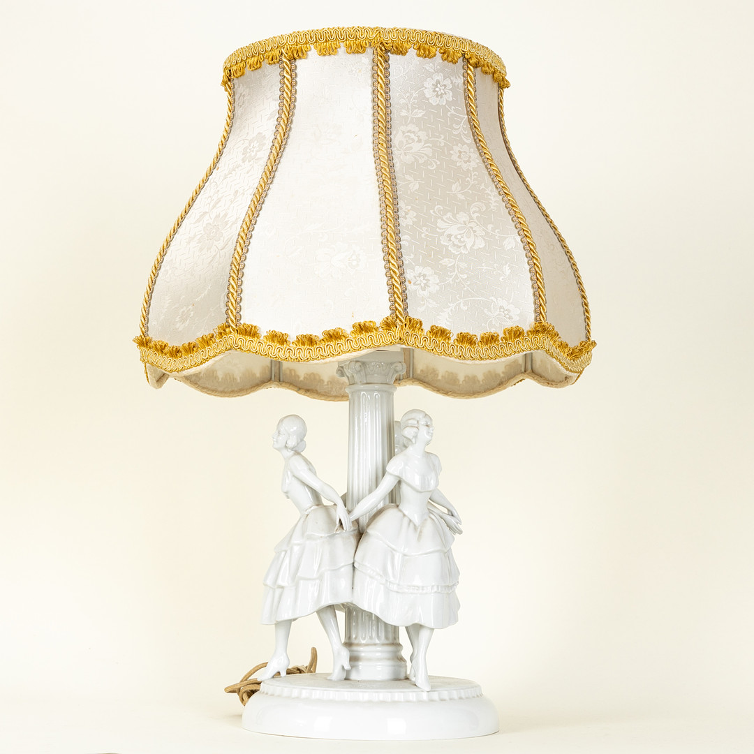 Tischlampe mit Figurenreigen, Neue Porzellanfabrik Tettau Gerold & Co., 1930er Jahre.