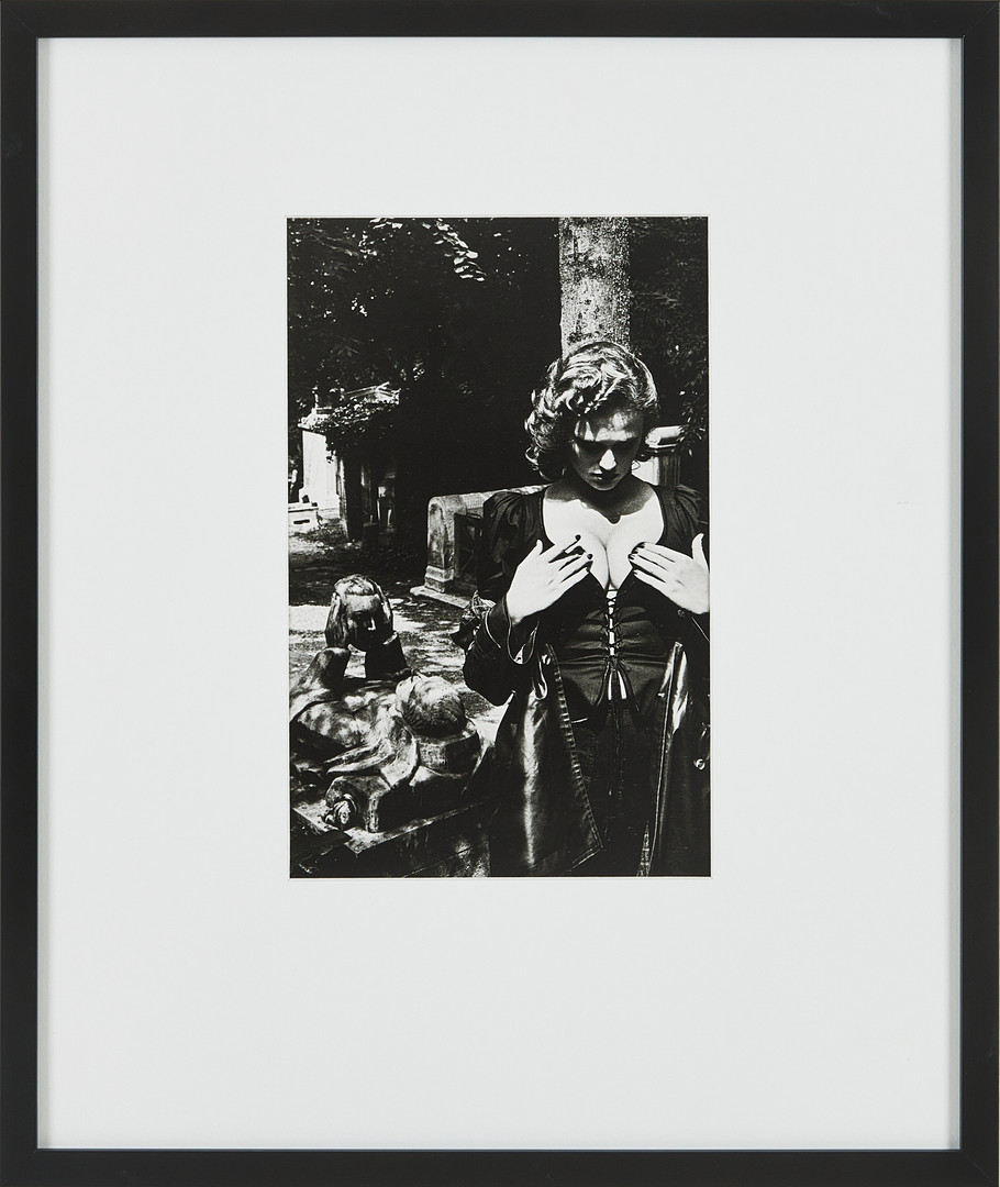 HELMUT NEWTON. Efter, "Père Lachaise - Tomb of Talma, Paris, 1977." Offsetlitografi, ur Special Collection från 1979.
